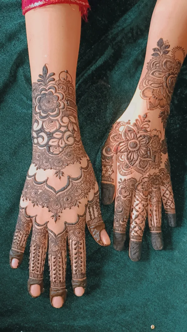 Mehndi artist